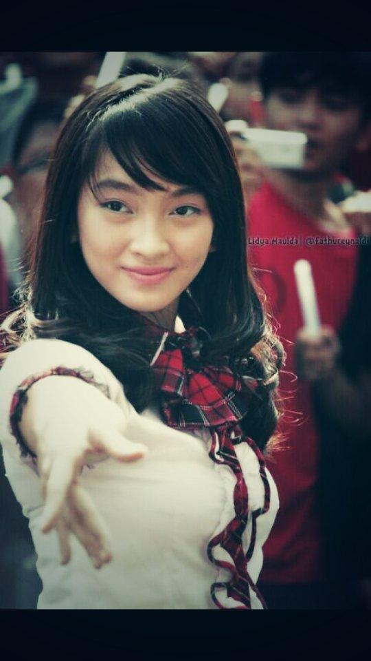 JournalOfMilen's tweet photo. @SalkusForFun Kus, dibelakangnya lidya ada orang maen hp :v #Salkus http://t.co/N0u9H19se1