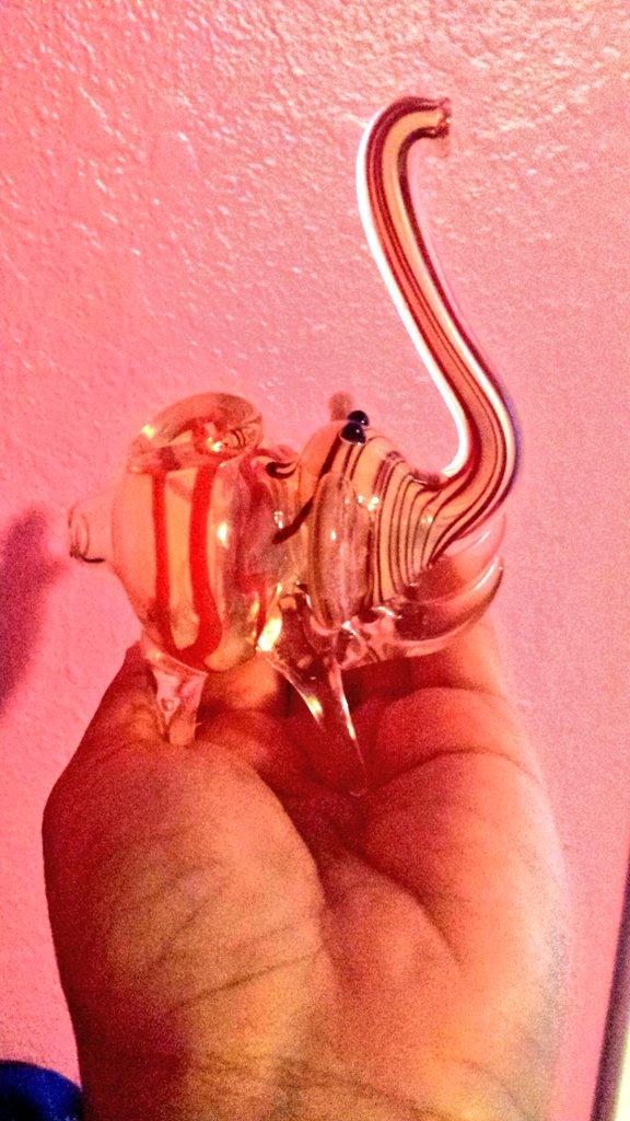 YouLoveEssencee's tweet photo. Pipe game too strong ππͺ#ElephantPipe #Stoner http://t.co/W9sdH8lFbq