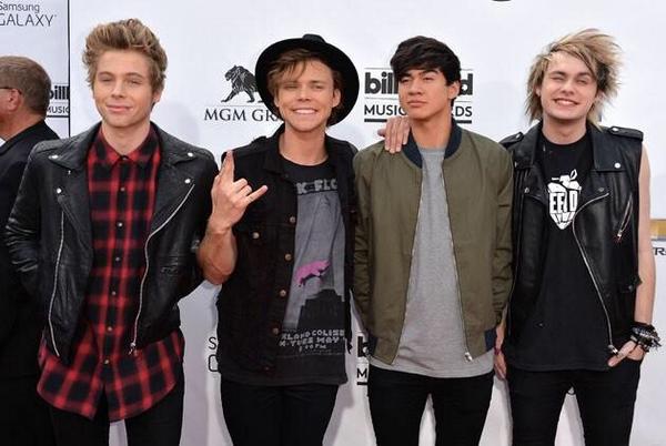 Alexandrameoww's tweet photo. #EMABiggestFans5SOS Bc babies http://t.co/wgNSlNtRu4