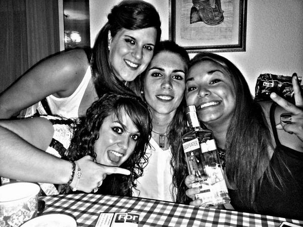 Bolu32's tweet photo. De fiestaaaaaaaa!!!!!!!!!!!! #befeeter #pedo #barcelo ujajaja @5SAN5 @Lau7_14 #jemmi http://t.co/w4ExihIrlk