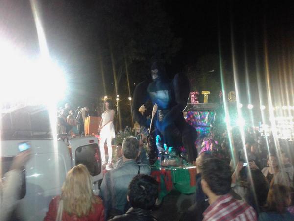 maurobistman's tweet image. A la #Estudiantina2014 de @MuniResistencia sólo le faltaba King Kong... Muy bueno!!!