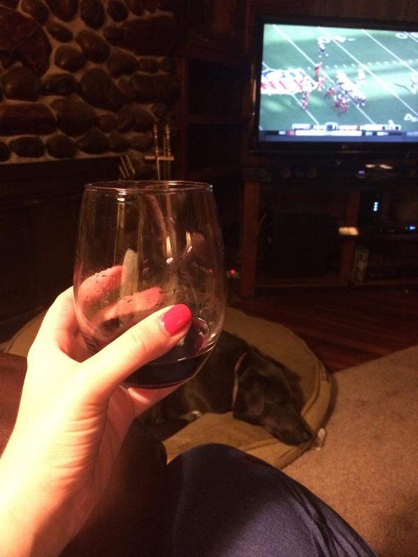 JessWithTrueFab's tweet photo. #WAWine #dogs and #collegefootball http://t.co/Rv4mpeMcYo