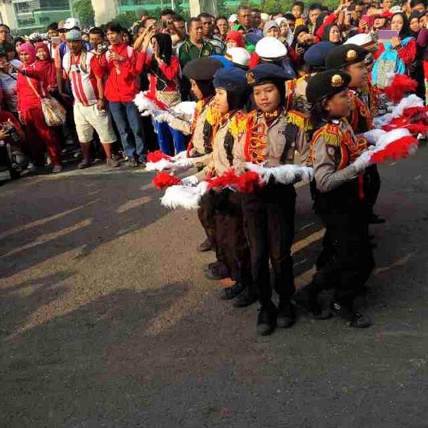 TMCPoldaMetro's tweet photo. 10:00 Penampilan Polisi cilik tarian ampar-ampar Pisang di bund HI http://t.co/2NrH5OhSl7
