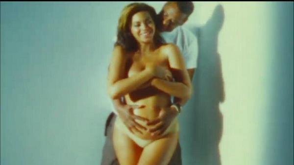 yoncesf's tweet photo. beyoncé tão rica q a espuma até parece barriga real mesmo http://t.co/buZA8qYHCh
