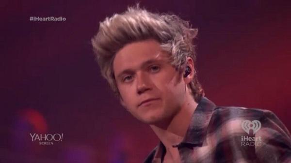 Niall listening to Ed backstage like