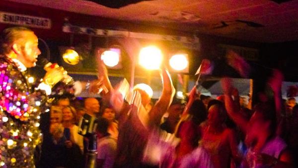 exsjonnies's tweet photo. Wat een knálfeest was 't gister weer in de kantine van VV Sliedrecht met oa @fduijts @robronalds &amp; @PascalRedeker  ! http://t.co/Efosa7FAXM