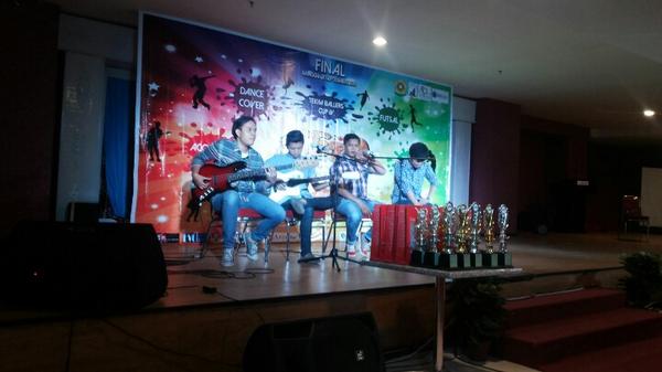 CE_FESTIVAL2014's tweet photo. Dan perform finalis akustik ditutup oleh peserta terakhir: WE!!! ;) http://t.co/YlVkaGHQso