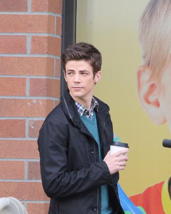 CWTheFlashINDO's tweet photo. Grant Gustin on The Flash set http://t.co/Owy4HH3Z76