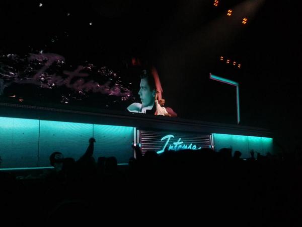 Selu_Benny's tweet photo. Gracias una vez más @arminvanbuuren @ArminOnlySP #TranceFamily #AOVL http://t.co/v3TgzbDgcm