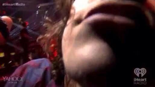 fangirlprobIem's tweet image. HARRY BACIA ANCORA LA TELECAMERA OGNI VOLTA PERCHÉ SA CHE LE VERE FANS SONO A CASA A GUARDARLI DA UNO SCHERMO