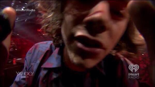 fangirlprobIem's tweet image. HARRY BACIA ANCORA LA TELECAMERA OGNI VOLTA PERCHÉ SA CHE LE VERE FANS SONO A CASA A GUARDARLI DA UNO SCHERMO