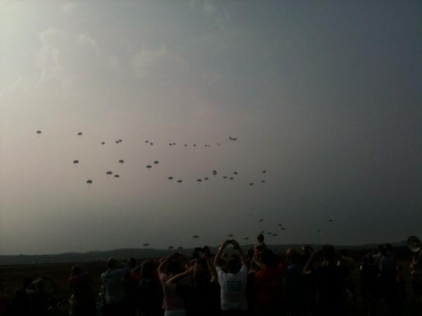 PotterAndries's tweet photo. Gisteren airborne herdenking in ede. Mass drop was indrukwekkend. Maar ook de grond activiteiten. #Airborne_2014 http://t.co/dSdG74BgeO