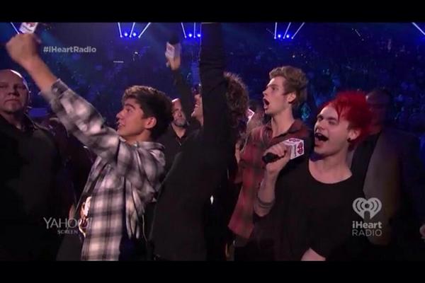 UpdatesInMedia's tweet photo. 5SOS' reaction to Paramore coming on stage is fucking priceless 😂 they've looked up to this band for ages ☺️🎉 http://t.co/TsZArh4bGK