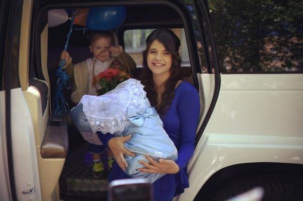 Дом 2 гобозов и алиана. Алиана устиненко 2023. Алиана устиненко сейчас 2023. Алиана устиненко выписка. Алиана дом 2.