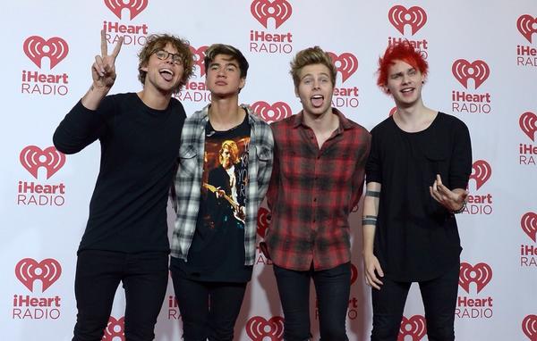 TeamNL5SOS's tweet photo. 5SOS op de rode loper bij het iHeartradio Festival! http://t.co/j2TVYawooU