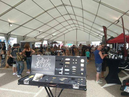 BlackDuckParts's tweet image. We begin a new day at Valencia Custom Fest, showing our stuff, the new #SatinChrome finish &amp;amp; our new #VelocityStack!