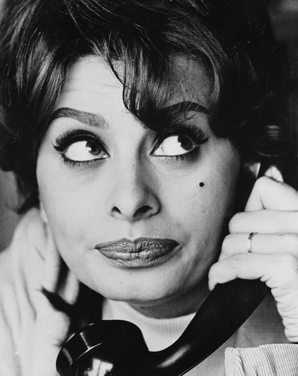 ilpost's tweet image. Le foto più belle di Sophia Loren, che ieri ha compiuto 80 anni ilpost.it/2014/09/20/sop…