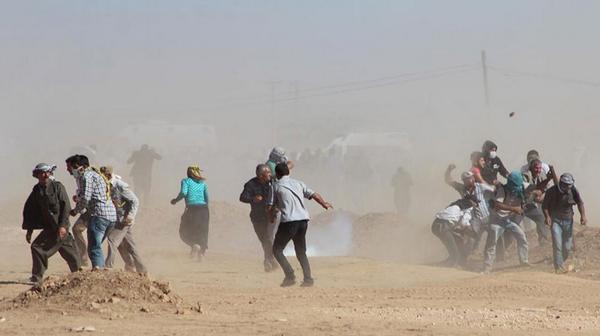 Suriye sınırında gerginlik: Asker bir gruba biber gazı ve tazyikli suyla müdahale etti trib.al/I2FmKwc #Kobani