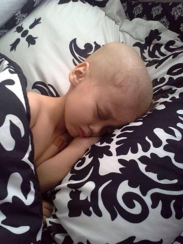 keepupwithle's tweet photo. I cry and pray for this child every time I see this picture ... You can see the pain in her 😔 #StillPraying4U 🙏 http://t.co/E3uiueDUHU
