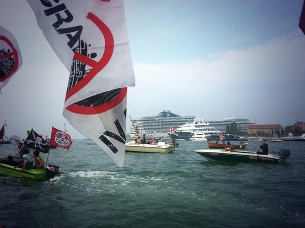 NoGrandiNaviVe's tweet photo. #21s #venezia siamo tantissimi in corteo acqueo verso il #contorta.NO a nuovi scavi▶basta #grandiopere! http://t.co/sGtX9kaw4Q