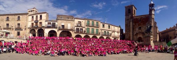 Trujilloweb's tweet photo. Has estado en la marcha rosa?#trujillo #contrarlcancer #juntospodemos #trujillopuede haz RT http://t.co/1GQ4VttN6i