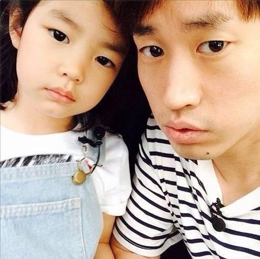 all_Kdramamovie's tweet photo. And ada Haru bersama papanya, Tablo. Anak ini lucu banget kan? #AskFollower http://t.co/SJOnhUe5Kc http://t.co/vp2OYzSx86