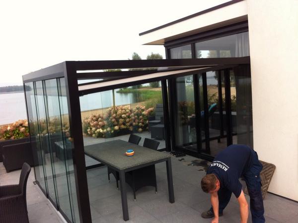 HansKnoop's tweet photo. Een cubola/Suncover geplaatst met glaswanden. http://t.co/4CRbmbWKaB