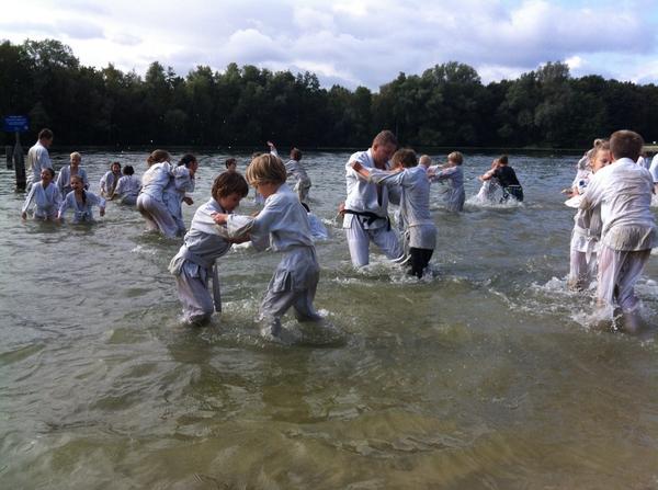 Strandtraining weer groot succes ! Ongeveer 100 deelnemers