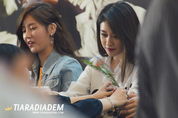 Anna2isumi's tweet photo. look at the way Jiyeon look at the fan give flowers for Eunjung =))  #티아라 x  #슈가프리 http://t.co/oUGpgcVV6S