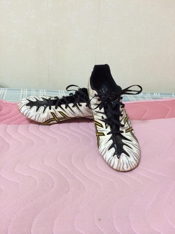7311ueda's tweet photo. 僕が中3のころ愛用していたジャパンライトニング。
アッパーのゼブラ柄とプレートの虎に惚れ込んで買いました。
アッパーが独特でとてもフィットし、とても走りやすいモデルでした http://t.co/UzFsSrzriV