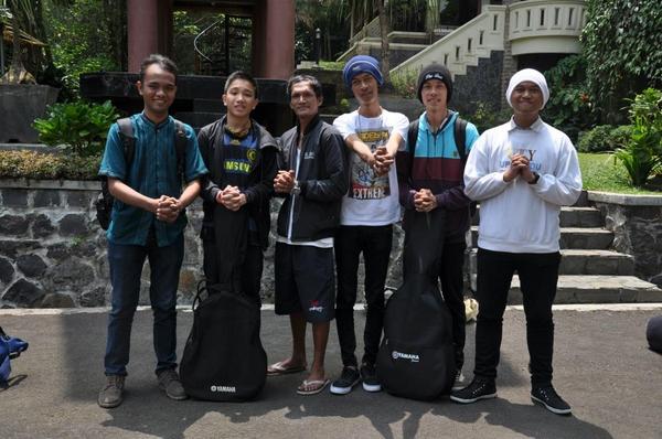rohkris48's tweet photo. pasukan lipat tangan :( @ToniHamonangan @JeremyHendrik @RiyanPraja_ dkk http://t.co/xt6liuVJG3