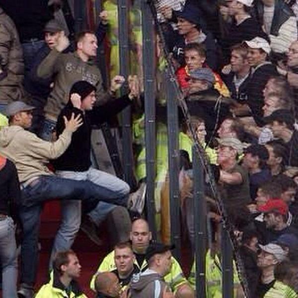 B__SDAM's tweet photo. "@AwaydaysNL: Helaas zullen wij deze momenten bij Feyenoord - Ajax niet meer mee gaan maken. RIP Klassieker. #feyaja http://t.co/JOiahFtQQM"