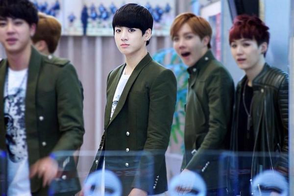 Jungkook_TH_'s tweet image. รูปนี้พี่โฮปหาวพอดีเลย ฮ้าววววว -0-