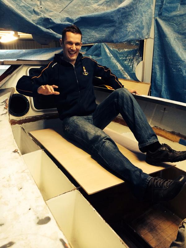 PetejFletcher's tweet photo. "So the rowing tracks should go about here.." Tom maintaining form against gravity @WorldCh_AU @world_ch #dare2dream http://t.co/WQ0zoe80jM