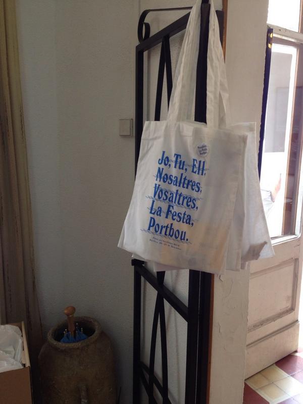 FestaGrafisme's tweet photo. Queden poques bosses (kits grafista)! Ja li heu comprat una a la vostra mare? ;) #souvenirFDG14 #fdg2014 #costablava http://t.co/ULSFiLyF2K