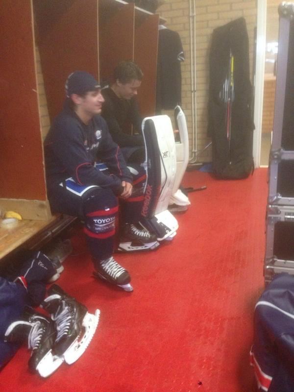 dannehakansson's tweet image. Fast i Malmö, ismaskinen trasig. 0-0 efter första, flyttar till annan ishall efter en timmes väntan. Kul söndag.