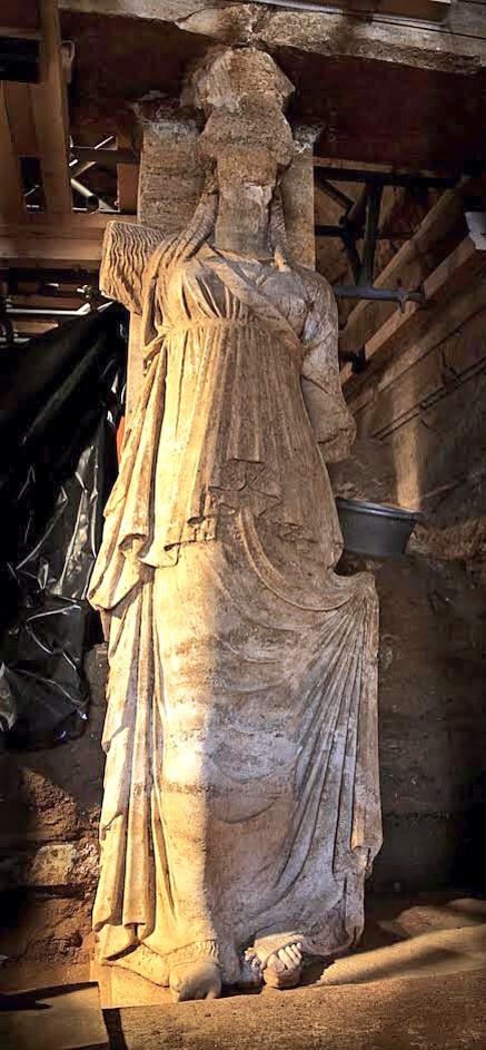 VisitGreecegr's tweet photo. Archaeologists continuing their work uncovering the amazing #Caryatids of #Amphipolis tomb! 
By @EEAthina #Greece http://t.co/W8i0GIAqf1