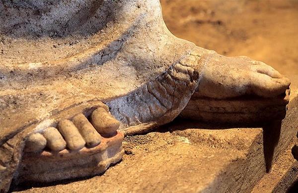 VisitGreecegr's tweet photo. Archaeologists continuing their work uncovering the amazing #Caryatids of #Amphipolis tomb! 
By @EEAthina #Greece http://t.co/W8i0GIAqf1