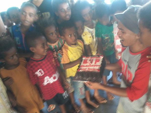 bukuntukpapua's tweet photo. Selamat ultah ruba opiaref..selamat buat adik2 semua...@RSambow @enjoyworld @herlinayulidia http://t.co/Q4G6iEeSmF