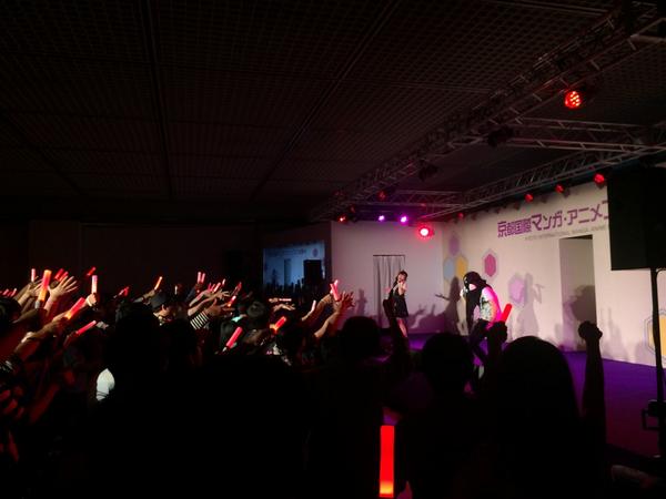 KIBAOFAKIBA_PJ's tweet photo. 【NEWS!】鈴木このみさんライブin 京まふにてふとしが昨年に引き続き、私がモテないのはどう考えてもお前らが悪いをゲスト歌唱させて頂きました！鈴木このみさん、スタッフの皆様、ご覧下さった皆様ありがとうございました！ http://t.co/FrhyM01KHo