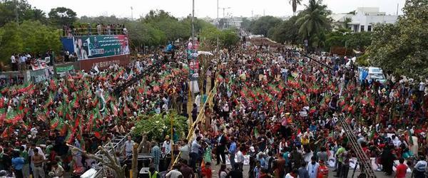 KhaleejMag's tweet photo. Karachi at the moment! Imran Khan reaching soon. #PakistanIsFamousFor
#ThingsIhateInOthers
#MistakesWeAllMake http://t.co/MssVRu2rf2