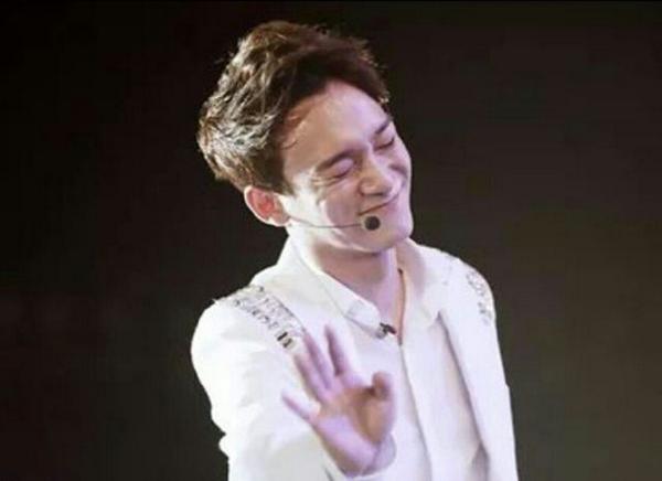 SalsabilaAdilah's tweet photo. HAPPY BIRTHDAY TO CHENCHEN~ KIM JONGDAE #happychenchenday #happyjongdaeday #chenexo #welovechenexo #chen21 {{}} <3 http://t.co/WuTUr96HXZ