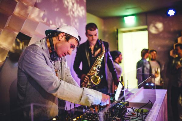 BarLoungeSfaar's tweet photo. Kiitos @theSAXperience, @axlsmith_com #djlapinmies 
Tänään jatkuu #grandopening ja lauteilla @JamAHolics! http://t.co/qlSoNqkG0T