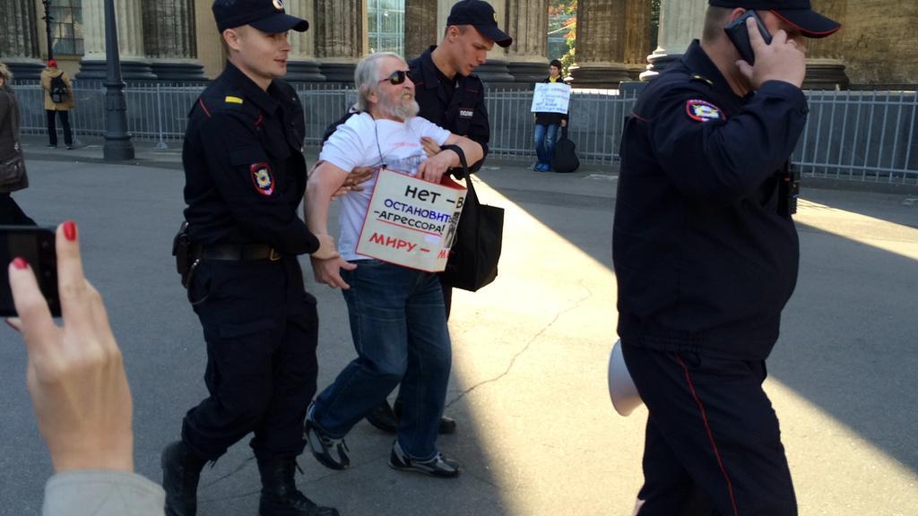 миру мир задержанные. антииранская спецоперация мвд азербайджана. менты за путина. бабушку арестовали за плакат. протесты нет войне.