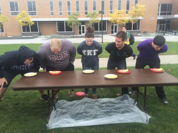 ValpoPiPhi's tweet image. 3,2,1 GO! #PieEatingContest @ValpoGreekLife