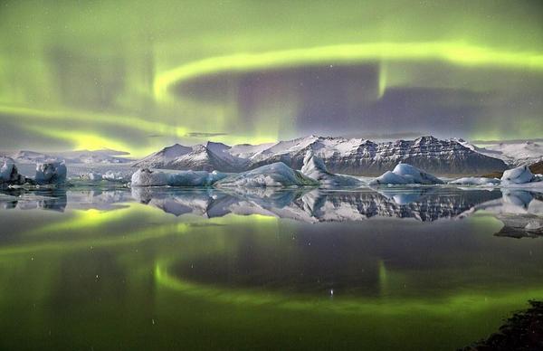 A3Noticias's tweet photo. Una aurora sobre Islandia, premiada como mejor fotografía sobre astronomía de 2014 [GALERÍA] http://t.co/IDBFwqvCJk http://t.co/mZUl2iuPfS