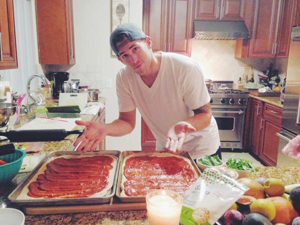 DaniellaMonet's tweet photo. Saturday night pizza party with the fam. How delicious is that face? http://t.co/lZxAkubHhi