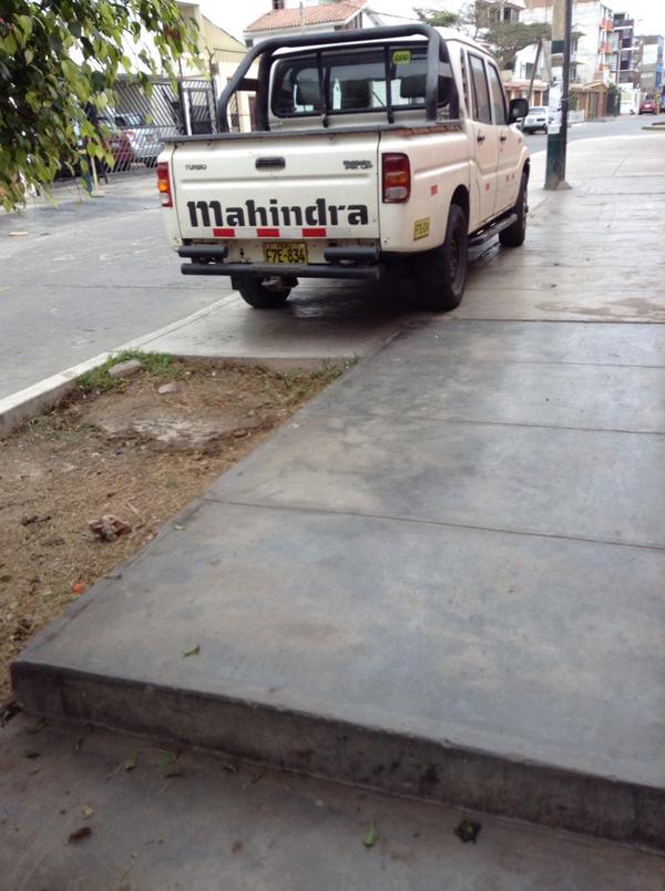 kiketh1462's tweet photo. @kiketh1462 usan vereda como estacionamiento http://t.co/tLd3ZTOXaT