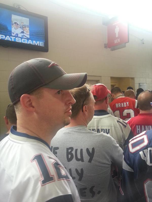 GoonerismSpy's tweet photo. Line for the men's room longer than the ladies room? Must be halftime at the #patsgame. http://t.co/WkEygDMa2o