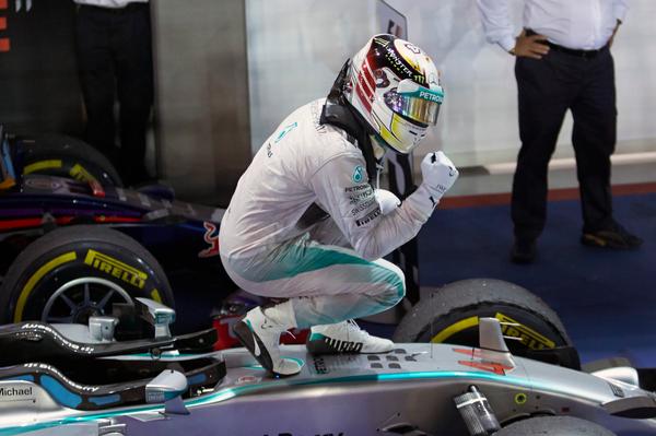 MercedesAMGF1's tweet photo. “Thank you guys! The car was spectacular in the race!" Full #LH44 #SingaporeGP Q&amp;A here -> http://t.co/8M7IwMVfdV #F1 http://t.co/yVpof1nosQ